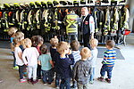 Die &quot;Minis&quot; des Wehringer Kindergartens besuchen die Feuerwehr