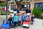 Mit Tatütata durch den Kindergarten - Feuerwehr und Gemeinde sponsern Fahrzeuge fürs &quot;Vogelnest&quot;